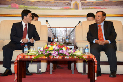 ຄະນະກຳມະການຊົນເຜົ່າຫວຽດນາມ ຢ້ຽມຢາມ ລາວ